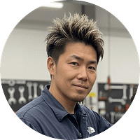 春に車のエアコンが臭いのはなぜ? 12 サイトのブログ筆者の元工場長ワクの顔写真