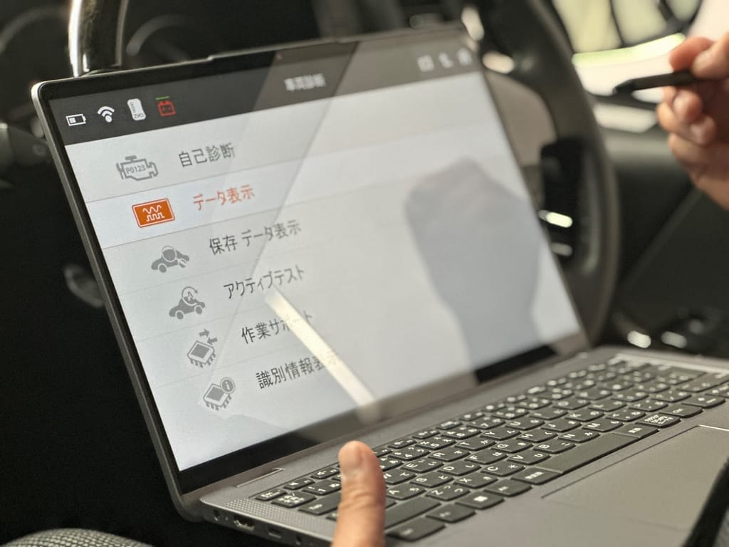 整備士目線で読み解く部品を“動かして診る”。<br>アクティブテストが整備の現場を変える 1 スキャンツールを操作してアクティブテストを行う整備士の手元の様子