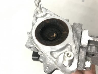 EGRバルブとは?よくある症状からスキャンツールを使った故障探求まで解説 1 カーボンの蓄積により固着したEGRバルブの実物写真