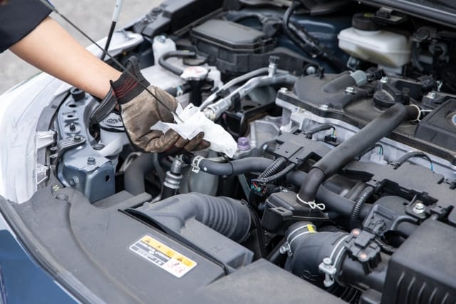【まいど!】元トヨタ系工場長が語る<br>車検前にこっそりやっとけ!プロの裏技チェック10選(失敗談つき) 2 エンジンオイルゲージを点検してオイル量と状態を確認する整備士