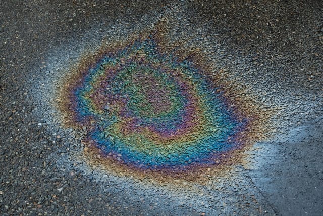 【まいど!】元トヨタ系工場長が語る<br>車検前にこっそりやっとけ!プロの裏技チェック10選(失敗談つき) 4 車の下回りからオイルがにじみや漏れとして確認できる様子