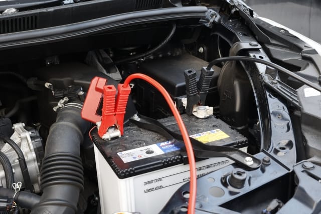 電圧ゼロ、やる気ゼロ…バッテリー上がりで朝の車が寝坊中! 3 ジャンプスターターを使って車を始動する安全な手順写真