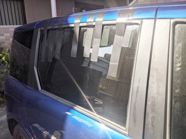 「スキャンツールでここまでできる!パワーウィンドウのアクティブテストと作業サポート活用術」 2 ビニールテープで窓を応急処置した故障車の側面写真