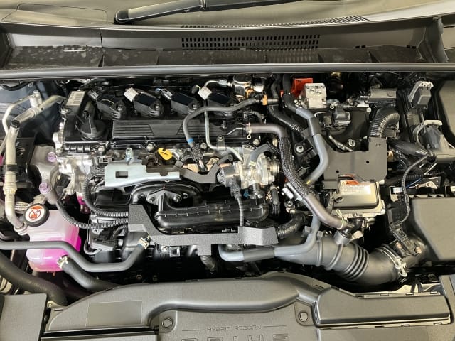 EGRバルブとは?よくある症状からスキャンツールを使った故障探求まで解説 3 EGRバルブの設置位置が確認できるエンジンルームの写真