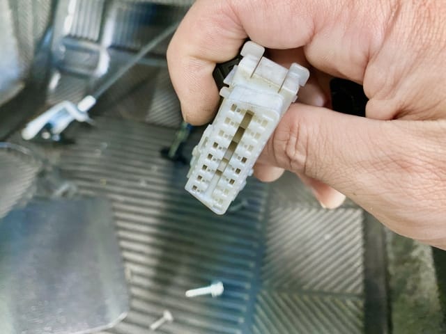 EPB壊した?はい、10万コース。犯人はあなたです。 3 スキャンツール接続に使用されるOBDコネクターのクローズアップ写真