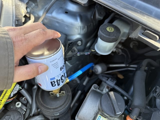 「エアコンガスが変わるってよ!」<br>~HFC-134aからR-1234yfへの整備マニュアル~ 2 HFC-134a 車 エアコン ガス 補充の様子