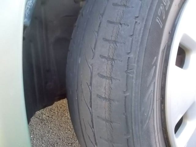 【まいど!】元トヨタ系工場長が語る<br>車検前にこっそりやっとけ!プロの裏技チェック10選(失敗談つき) 3 スリップサインが露出した摩耗タイヤと車検で不合格になる例
