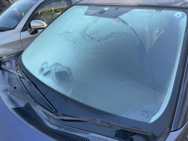 HV車のADASが冬眠!? 元工場長が笑いながら教える誤作動の理由 3 冬の寒さでフロントセンサーに霜が付着し、HV車のADASが誤作動しやすい状態