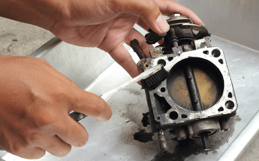 EGR・カーボン・オイル汚れがSCVを殺す?<br>元工場長が暴露する実録整備現場 3 スロットル開度とカーボンの固着を点検・整備している例