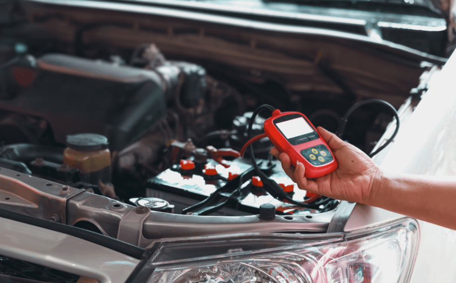 EGR・カーボン・オイル汚れがSCVを殺す?<br>元工場長が暴露する実録整備現場 2 ディーゼル車のSCV不調をスキャンツールで診断する整備士の作業風景