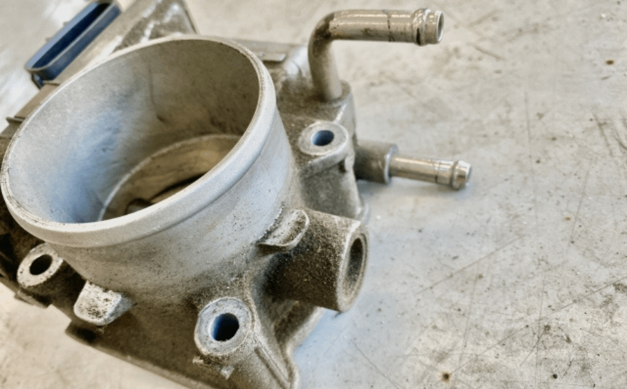 エンジン不調の黒幕はスロットルボディ!カーボン一枚で財布に直撃ダメージ 2 スロットルボディ内部に蓄積したカーボン汚れの例|EGRやブローバイガスの影響