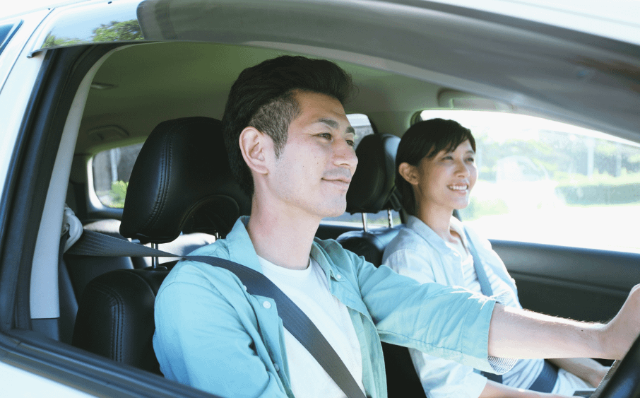 「ヒーター効かない!」その“ぬるさ”整備士は見逃さない 5 修理後の車 ヒーター 効かない原因と対処を行い快適なドライブをするイメージ画像